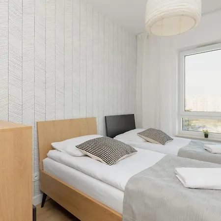 Optykow Spacious & Cosy With Parking By Renters Apartment