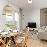 Optykow Spacious & Cosy With Parking By Renters 아파트 *