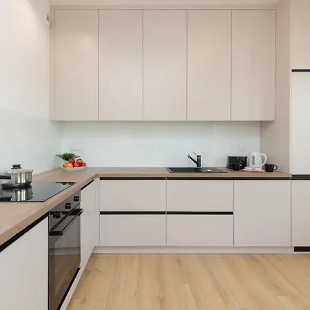 Optykow Spacious & Cosy With Parking By Renters 아파트